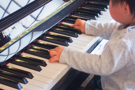 画像：ピアノを弾く子供